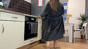 حماة الزوج تمسك زب صهرها لحد ما يقذف على كسها المشعر الرطب وطيزها الكبيرة في المطبخ!