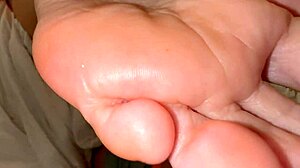 Cute Beautiful Feet Massage In New York Salon