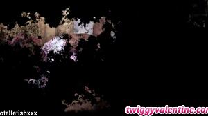 Twiggy puts the strap on Diamond