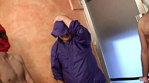 dos pibonazos mamando pollas y bebiendo lefa