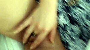 novinha se masturbando no trabalho sente prazer intenso