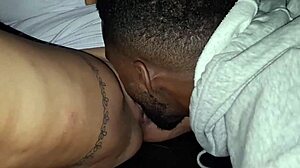 dei uma carona pra minha vizinha e botei nela no banco de traz do carro