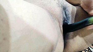 धोखेबाज पत्नी की चूत और गांड की चुदाई देसी खीरे से