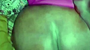 Estou fodendo minha meia-irmã de blusa rosa, que delícia!