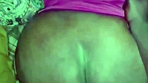 Estou fodendo minha meia-irmã de blusa rosa, que delícia!