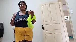 madrasta experimenta roupas na frente de enteado é fodida por ele