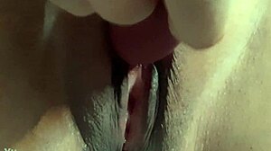 Mi esposa se masturba con dildo, sube volumen y escucha.