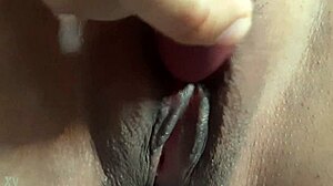 Mi esposa se masturba con dildo, sube volumen y escucha.