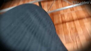 Upskirt Hermanastra Nataly En Minifalda Sin Bragas