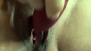 Mi esposa se masturba con dildo, sube volumen y escucha.