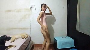 bailarina aun tiene ganas de moverse asi que decide hacerlo sobre la polla de su primo da unos sentones que me dejo seco