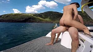 Vamos Passear de Barco com Grandes Peitos Naturais