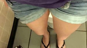 הכוס היפה והמחוררת שלי משתינה בחדר האמבטיה