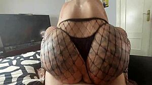 मेच्योर मिल्फ ने बिच ट्रेलर में चोदा और चूसा