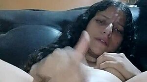 disfruta masturbarse mueble casi descubren