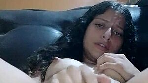 disfruta masturbarse mueble casi descubren