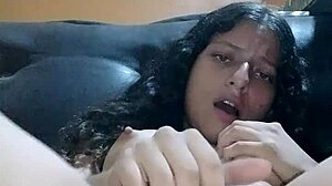 disfruta masturbarse mueble casi descubren