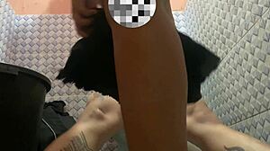 Filipina Meets Stranger In Public Comfortroom For Sex