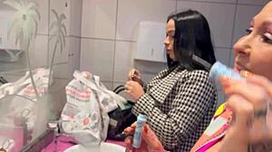 O bar com calcinhas penduradas no teto gets creampie and anal