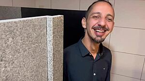 O bar com calcinhas penduradas no teto gets creampie and anal