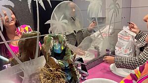 O bar com calcinhas penduradas no teto gets creampie and anal