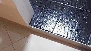 Esposa infiel amateur nora milf enga�a al esposo y es follada en la ducha de un hotel por el enorme semental andy z 94 que conoci� en la estaci�n del metro - rica mamada profunda descuidada