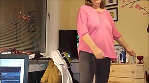 Granny amateur shows off her nude body