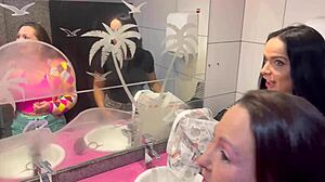 O bar com calcinhas penduradas no teto gets creampie and anal