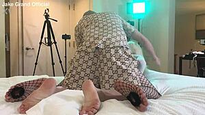 Rapçi sarışın transseksüeli sertçe pompalıyor!