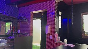 O bar com calcinhas penduradas no teto gets creampie and anal