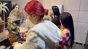 O bar com calcinhas penduradas no teto gets creampie and anal