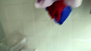 Meu marido brincando com minhas calcinhas e batendo punheta pra mim na hora que sair pra fazer um job com seguidor