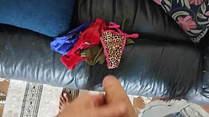 Meu marido brincando com minhas calcinhas e batendo punheta pra mim na hora que sair pra fazer um job com seguidor