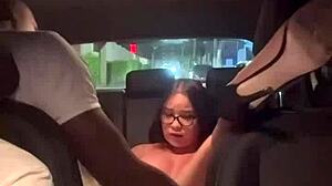 sentei no pelo na rola do motorista de aplicativo e coloquei meu noivo pra dirigir