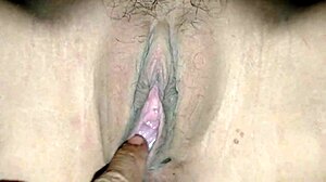 สาวบริสุทธิ์เงี่ยนหีเอาควยมายัดเข้าไปในรูแตดจนน้ำแตก