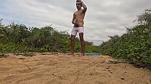 Punheta e Gozada na Praia!