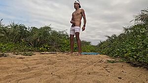 Punheta e Gozada na Praia!