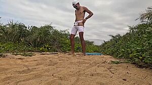 Punheta e Gozada na Praia!