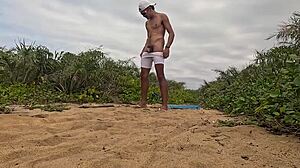 Punheta e Gozada na Praia!