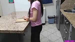 mi cuñada caliente esta ansiosa por una polla grande le provoco la zanahoria en el culo