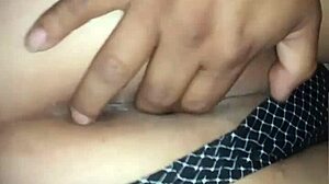 Moviendo mi delicioso gran culo en la verga de mi vecino con pasión intensa