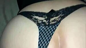 Moviendo mi delicioso gran culo en la verga de mi vecino con pasión intensa