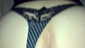 Moviendo mi delicioso gran culo en la verga de mi vecino con pasión intensa