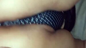 Moviendo mi delicioso gran culo en la verga de mi vecino con pasión intensa