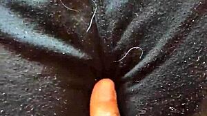 Mi vecina acaba de terminar con su novio y me llama para retos que terminan en follada casera real latina!