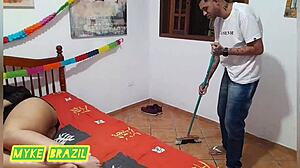 patroa se assusta with empregado doing faxina in her quarto but she likes it and connects warmly, veja completo no sheer.