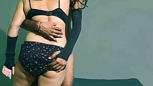 अपने पड़ोसी की पत्नी के साथ वैलेंटाइन डे पर घर में सेक्स किया, मैंने उसकी टाइट पुसी को मिशनरी में चोदा