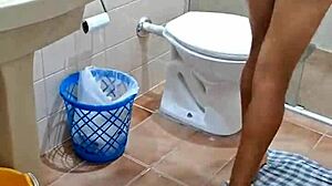 era tanto tesão que o virgem queria socar no pelo e sem tomar banho antes...