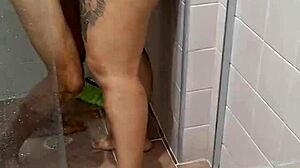 era tanto tesão que o virgem queria socar no pelo e sem tomar banho antes...