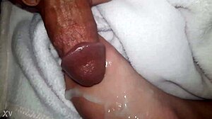 Cumshot on Oiled Feet S!